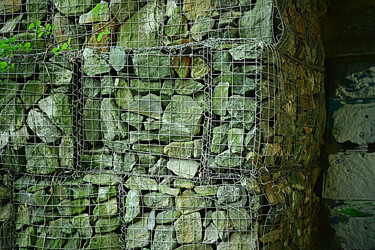 Gabion retaining wall